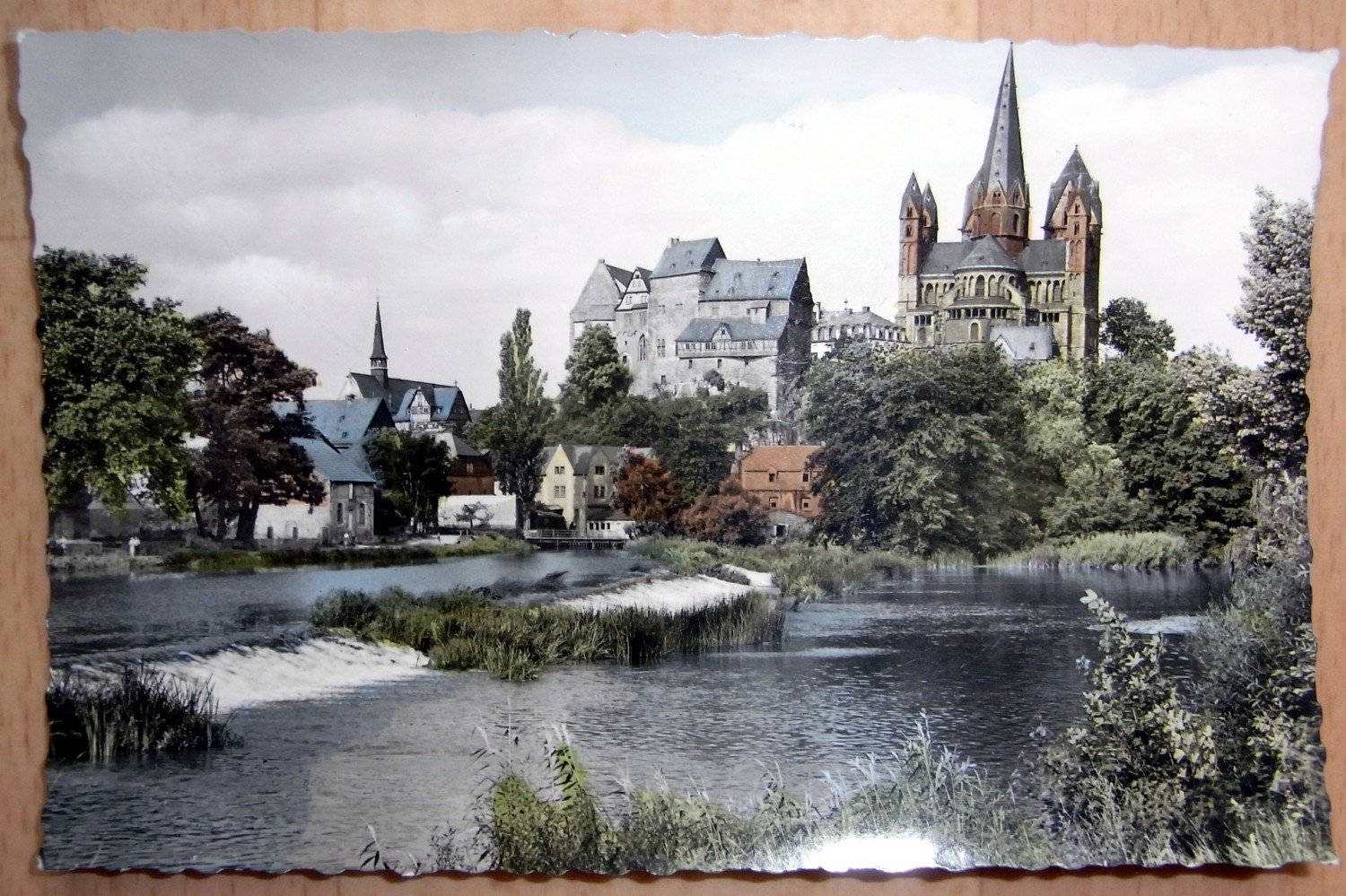 alte-Ansichtskarte-Limburg-an-der-Lahn-Dom-und-Schloß-Color-ungelaufen-Kleinformat.jpg
