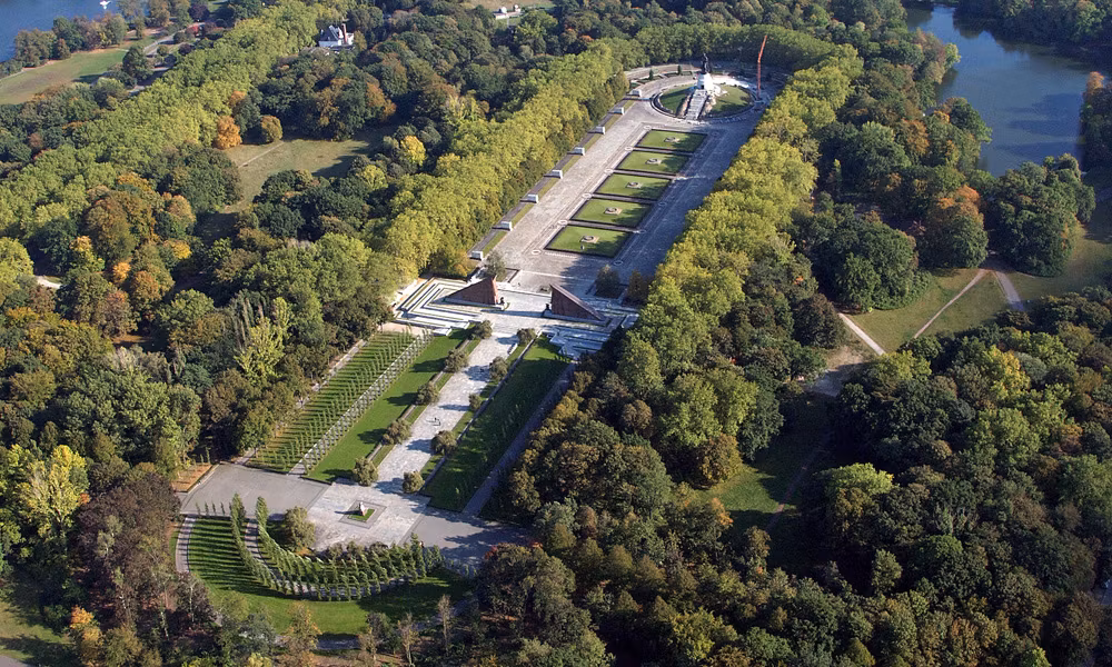 upload__d5a1e865cc4b1fb55091984548cf92c4_ehrenmal_treptow.avif